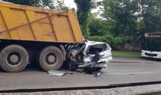 Мъж и три деца са ранени след като кола се заби под камион в София
