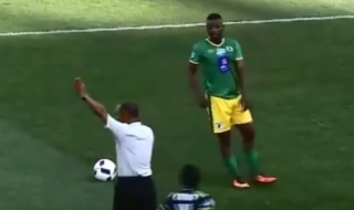 Футболист получи жълт картон за финт (Видео)