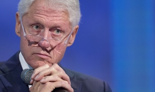 „Уикилийкс“ с удар по Бил Клинтън