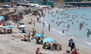 Туристите в Гърция харчат повече