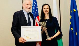Мария Габриел връчи почетна награда на Джон Войт за принос за сътрудничеството между България и САЩ