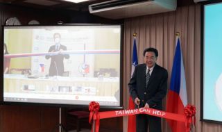 Тайван дари линия за производство на маски на Чешката република