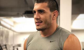 Бившият на Деси Слава влезе в болница