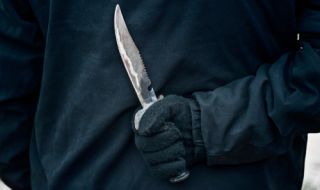 Рецидивист плаши полицаи с нож