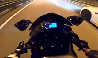 Млада мотоциклетистка се засне как пада с 200 км/ч (ВИДЕО)