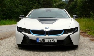 Тест на суперкупето BMW i8