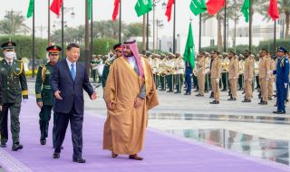 Принц Мохамед бин Салман организира пищно посрещане на Си Цзинпин