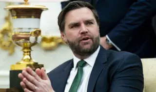 Вицето на Тръмп сложи перука и поздрави американците за Хелоуин СНИМКА