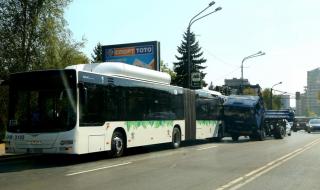 Камион се вряза в градски автобус в София (СНИМКИ)