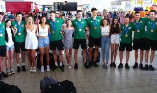 Красавици и юнаци обраха точките на летище "София"
