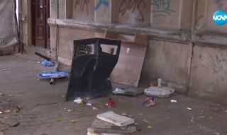 Кола се заби в павилион за хамбургери във Варна (ВИДЕО)