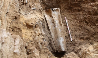 Археолози откриха напълно запазено тяло с дрехи от 17 век