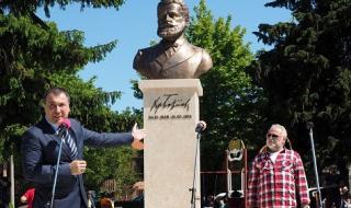 Паметник на Христо Ботев изгря в Несебър