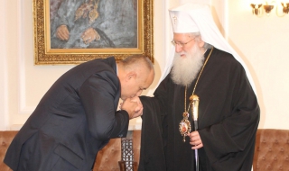 Патриарх Неофит нарече Борисов „Негово превъзходителство”