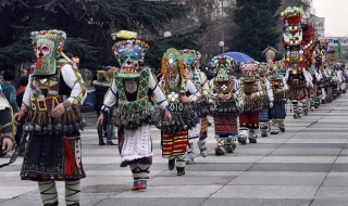 Маскирани обраха инкасо служители по време на кукерски игри (обновена)