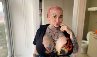 Свалиха скандална блогърка от самолет заради огромния ѝ бюст (СНИМКИ)
