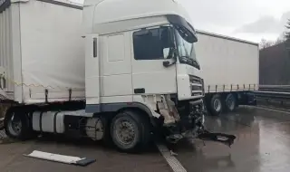 A tire crashed and blocked the three lanes of the "Hemus" highway, the traffic was stopped 