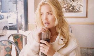 Джорджия Джагър показа изящно тяло по бански (СНИМКИ)