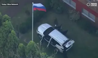 Кола се блъсна в портите на руското генерално консулство в Сидни ВИДЕО