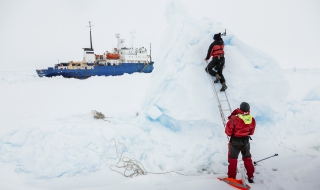 Евакуираха блокираните в ледовете на Антарктика (обновена)