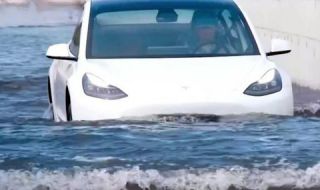 Видео от Китай с електромобил Tesla Model 3, „плаващ“ по вода