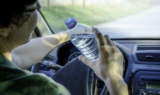 Защо трябва да пием вода докато шофираме