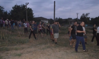300 жители на село край Одеса разгромиха цигански катун (ВИДЕО)