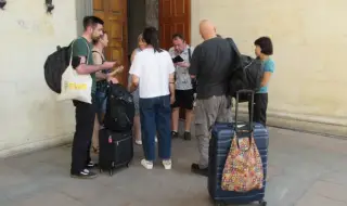 Поредна БДЖ драма: Българи и чужденци стояха блокирани с часове във вагон на гарата в Русе