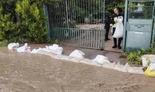 Наводнени къщи в София след силните дъждове