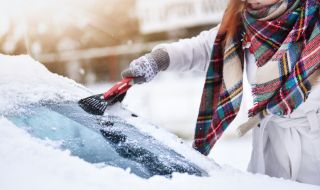 Почистването на колата от сняг и лед със запален двигател може да ви струва скъпо и всъщност е неефективно 