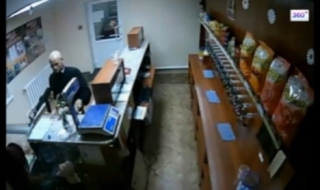 Въоръжен грабеж за бутилка бира (Видео)