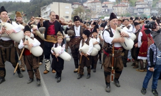 Цветанов облече носия за празника на традиционните родопски ястия в Златоград