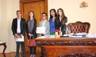 Ученици „управляваха“ МОН