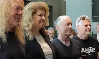Вицепрезидентът Илияна Йотова приветства Iron Maiden преди концерта им в София (ВИДЕО)