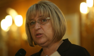 Цачева има други данни за рейтинга на парламента