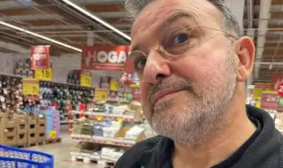 Васил Василев-Зуека се влюбил в тайландска кукла (СНИМКА)