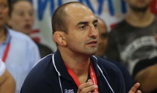 Бързаков: В България извън залата си никой