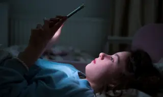 Децата, използващи смартфони, са по-застрашени от затлъстяване, депресия и недоспиване