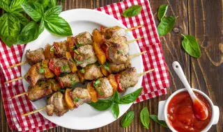 Рецепта на деня: Свинско на шиш с картофи и меден сос