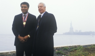 Купиха писмо на Али до Мандела за $8900