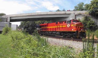 Влак отнесе кола на жп прелез във Великобритания