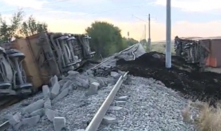 Дерайлирал влак блокира жп линията към Сърбия