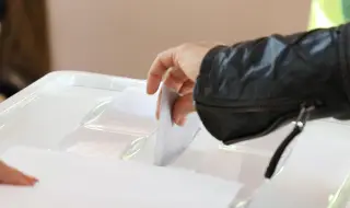 Комисиите в Хасково чакат с часове заради грешки с чувалите