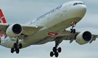 Самолет от Лондон за Детройт се върна на "Хийтроу" заради спукано предно стъкло