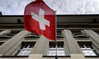 Швейцарската банка Credit Suisse продължава да "затъва"