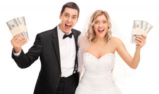 Младоженци поискаха от гостите на сватбата си по 10 долара вход и сгъваеми столове