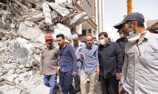 Най-малко двама души загинаха при ново срутване на сграда в Иран