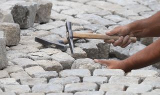 Издириха бащата на детето, носещо плочи и редящо павета на булевард „Цар Борис III”