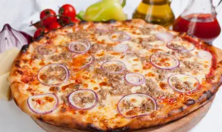 Рецепта на деня: Пица с риба тон и червен лук