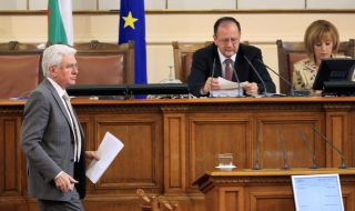 Депутатите запазиха субсидиите на партиите